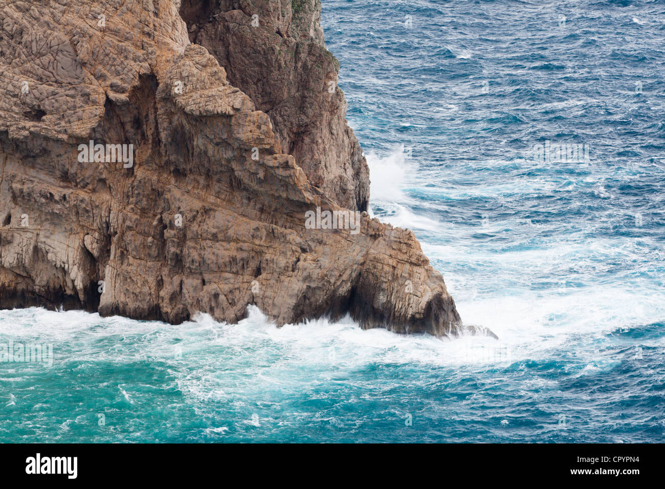 Felswand mit starken Wellen am Cap de Formentor, Port de Pollença, Mallorca, Balearen, Spanien, Europa Stockfoto
