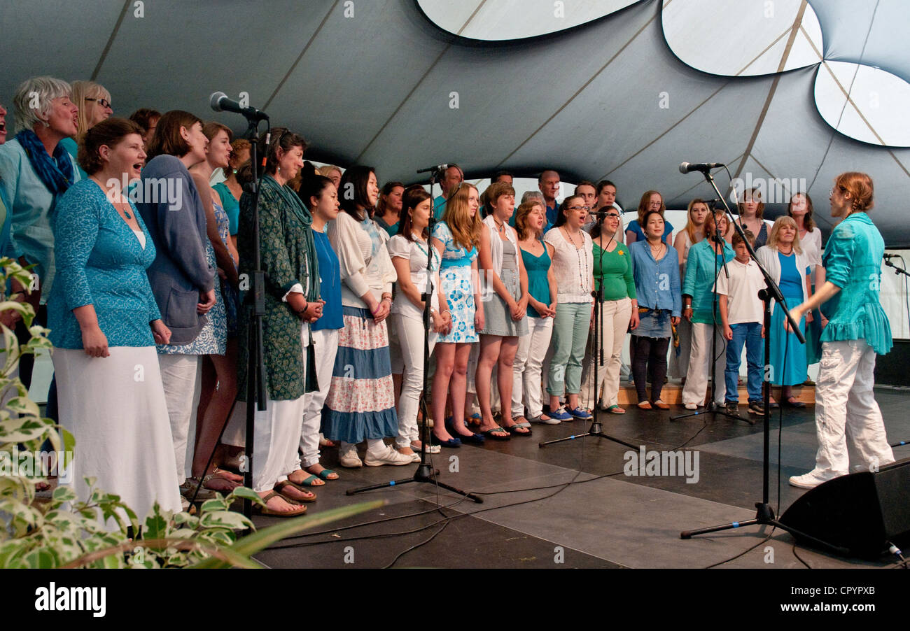 Welt Musik Chor, die live auf der Weltbühne der Gemeinschaft am Exeter Respekt Festival 2012 Stockfoto