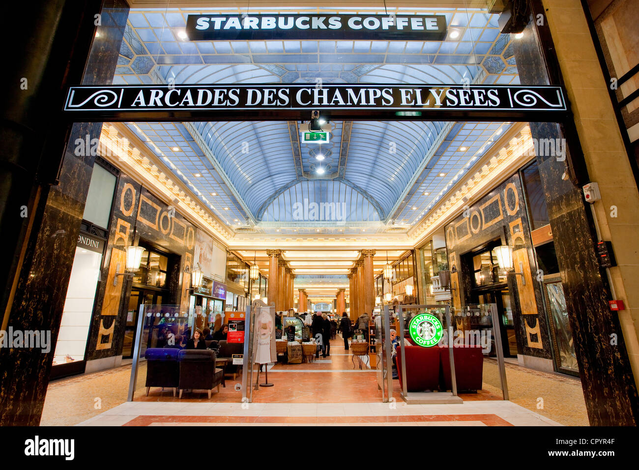 Frankreich Paris Arkaden des Champs  Elysees  Starbucks  