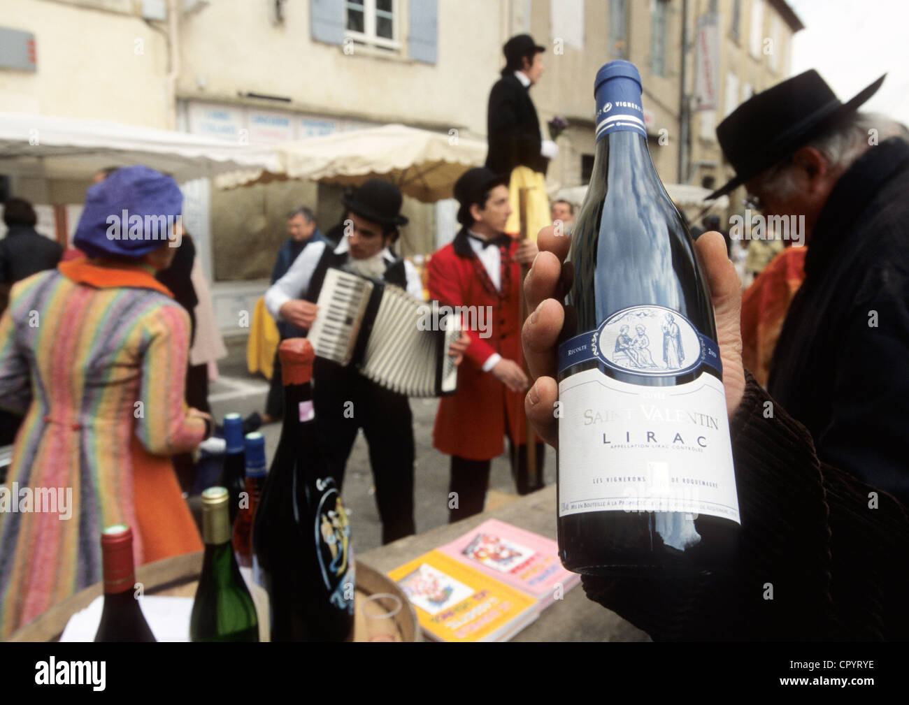 Frankreich, Vaucluse, Roquemaure, Feier des Saint Valentine's Day, bei denen die besonderen Jahrgängen fließen, Stockfoto