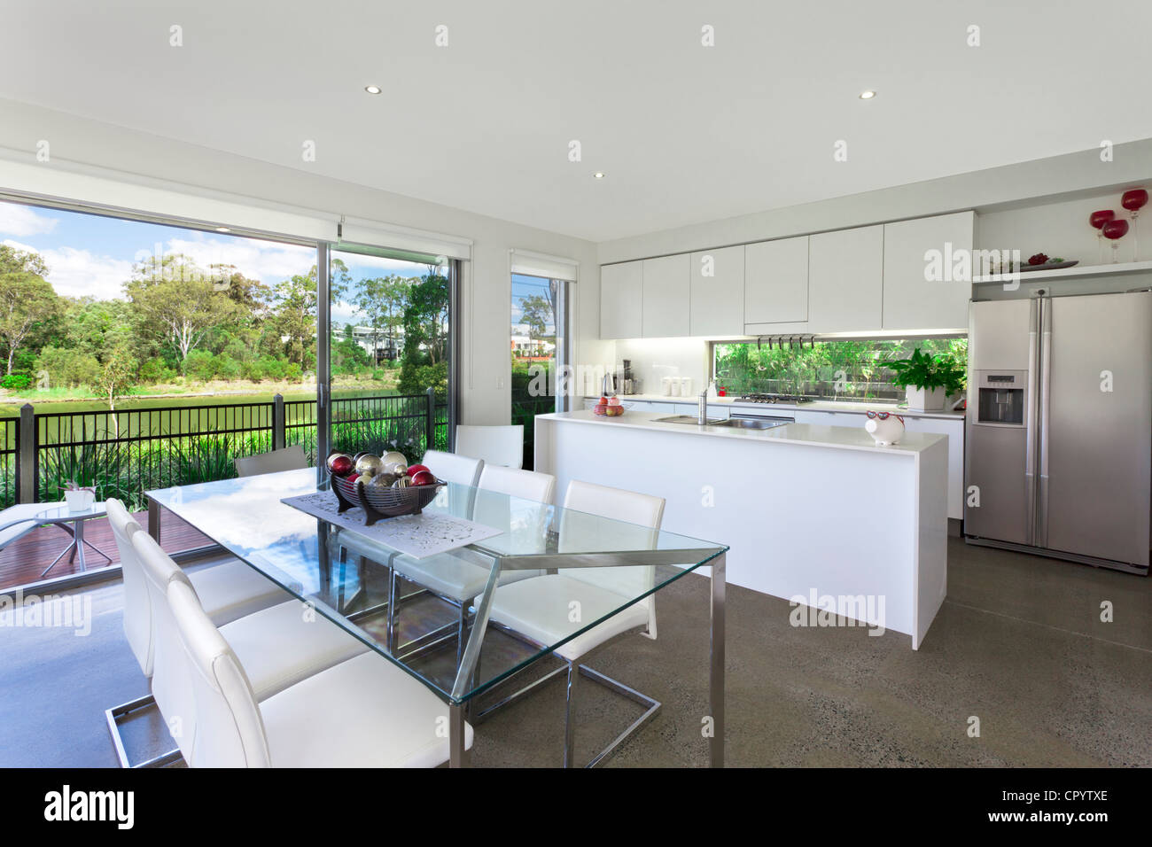 Moderne Küche mit Küchengeräten aus Edelstahl in australischen Herrenhaus Stockfoto