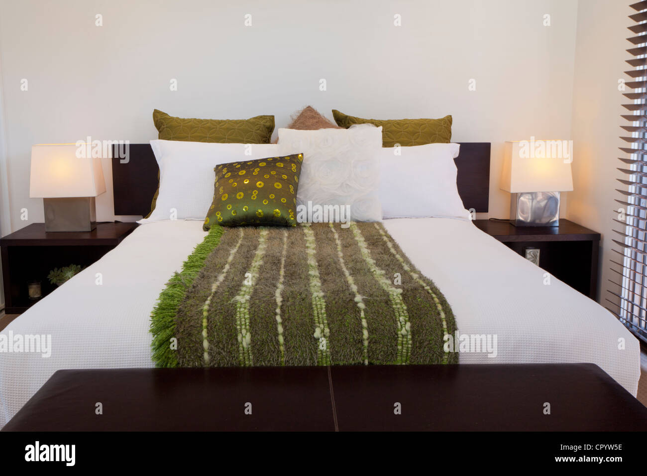 Stilvolle Schlafzimmer mit Doppelbett im australischen Herrenhaus Stockfoto