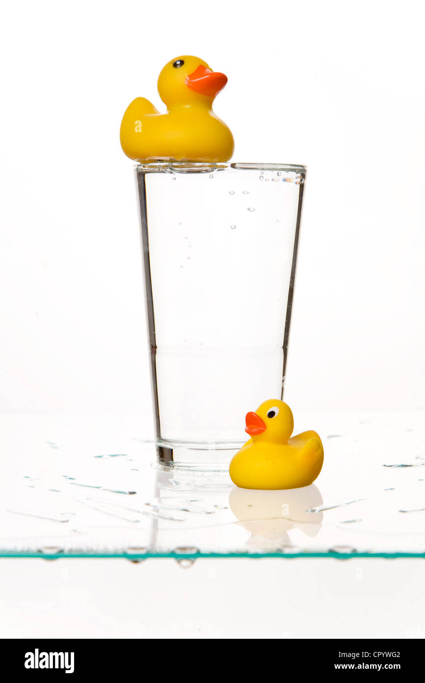Glas mit gelben Gummienten Stockfoto