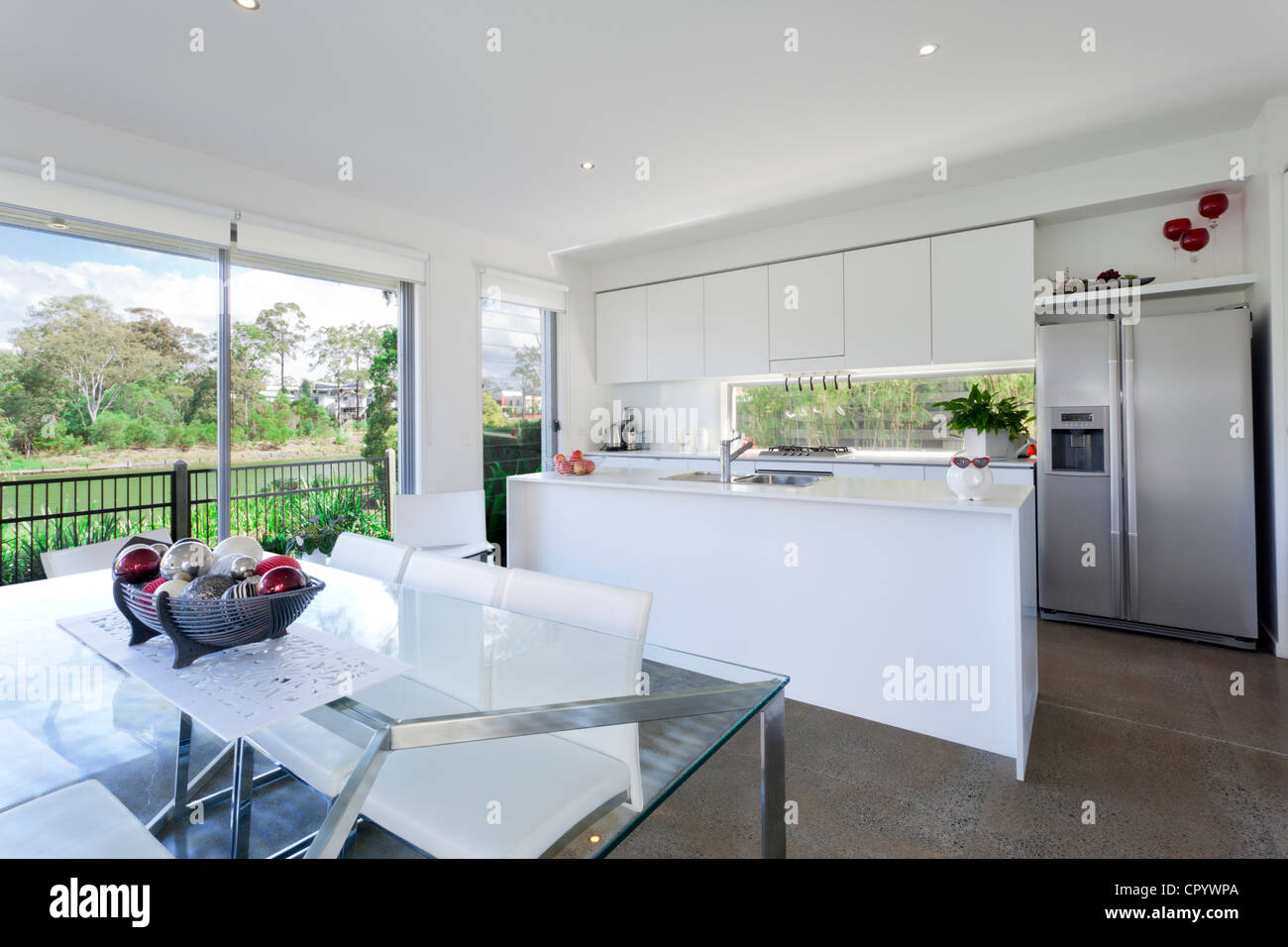 Moderne Küche und Esszimmer mit Edelstahlgeräte in australischen Herrenhaus Stockfoto