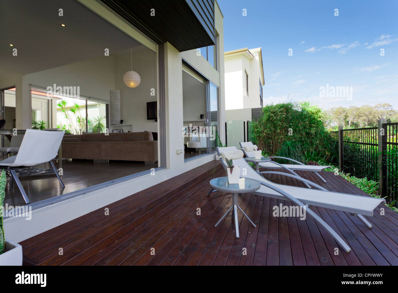 hölzerne Außenterrasse in modernen australischen Herrenhaus Stockfoto