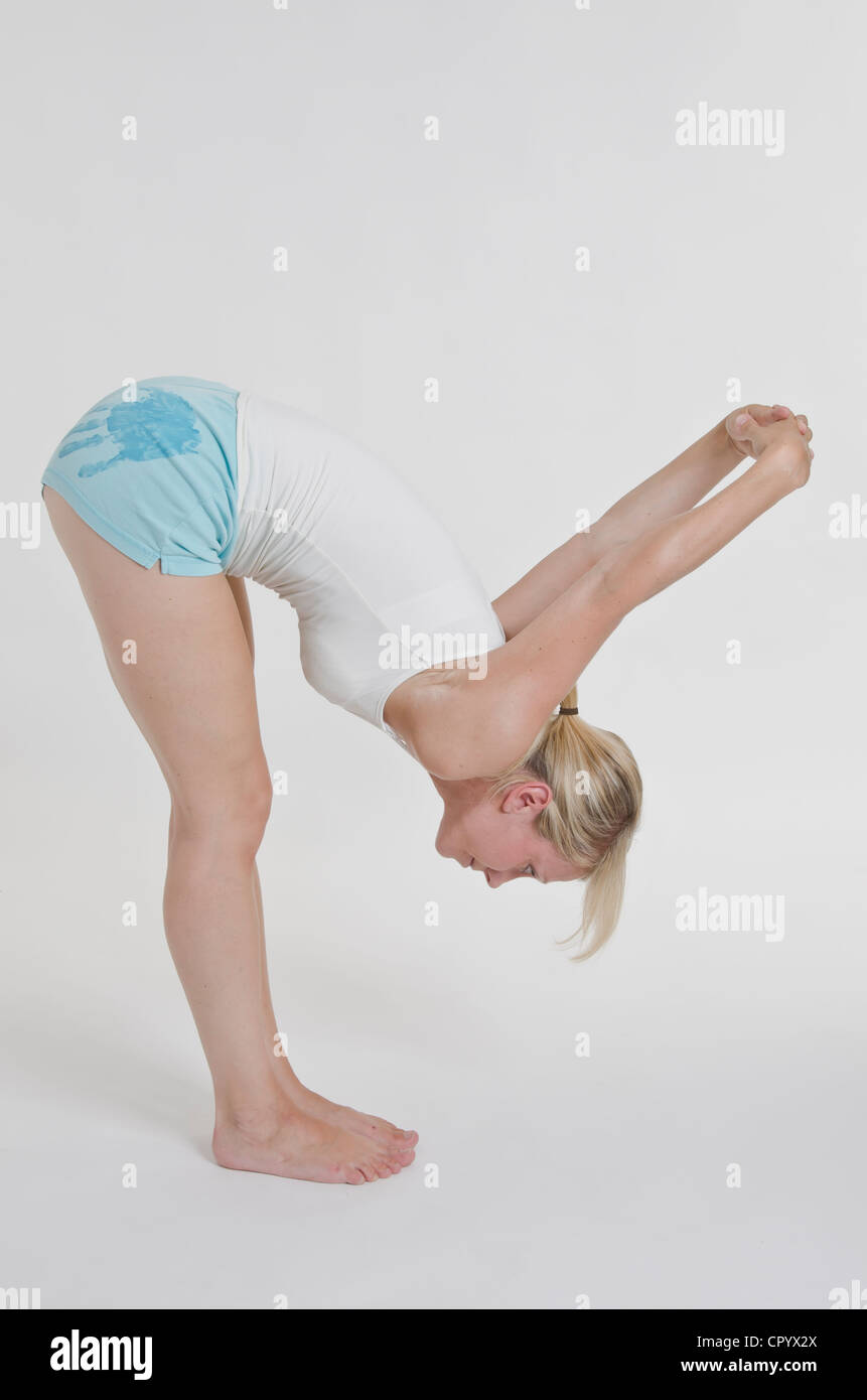 Junge Frau trägt Sportbekleidung tun stretching-Übungen Stockfoto