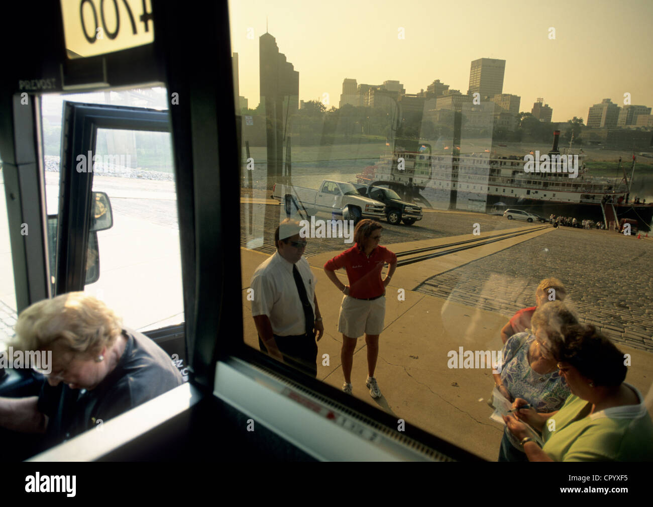 United States-Tennessee Touristen aussteigen Sternwheel Boot Delta Queen aufgeführt historisches Denkmal am Mississippi River Stockfoto
