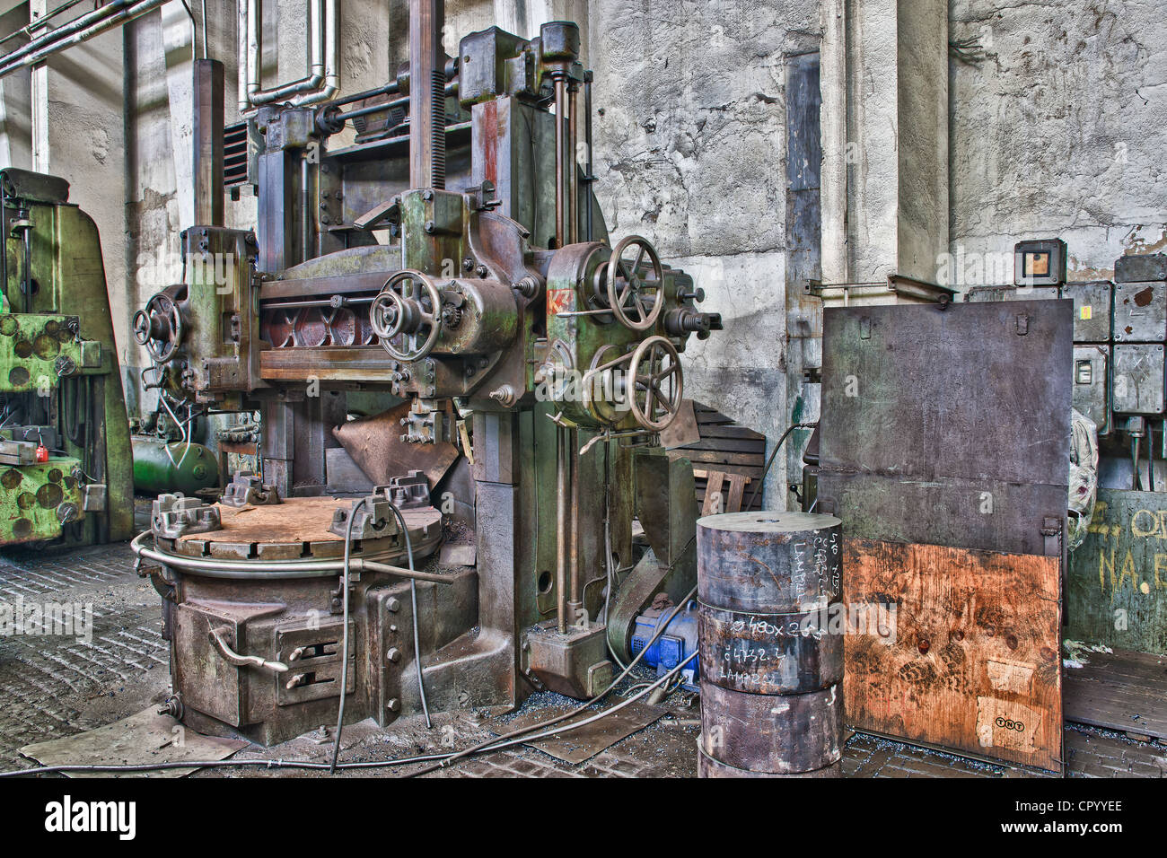Alte Maschinen in einer alten verlassenen Fabrik in Rijeka, Kroatien, Europa Stockfoto