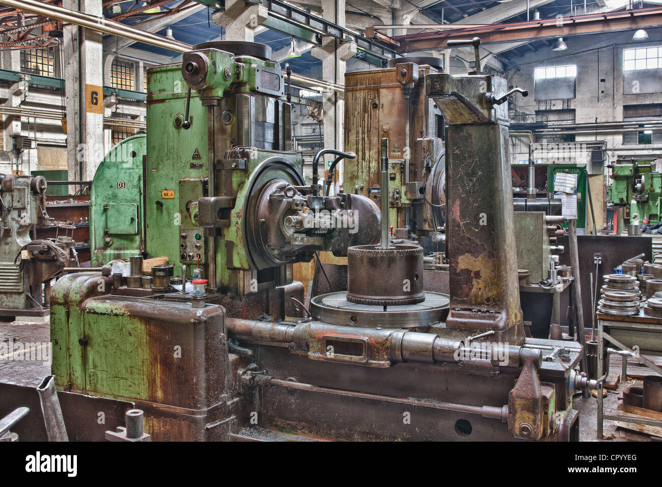 Alte Drehmaschine, Detail, in einer alten verlassenen Fabrik in Rijeka, Kroatien, Europa Stockfoto