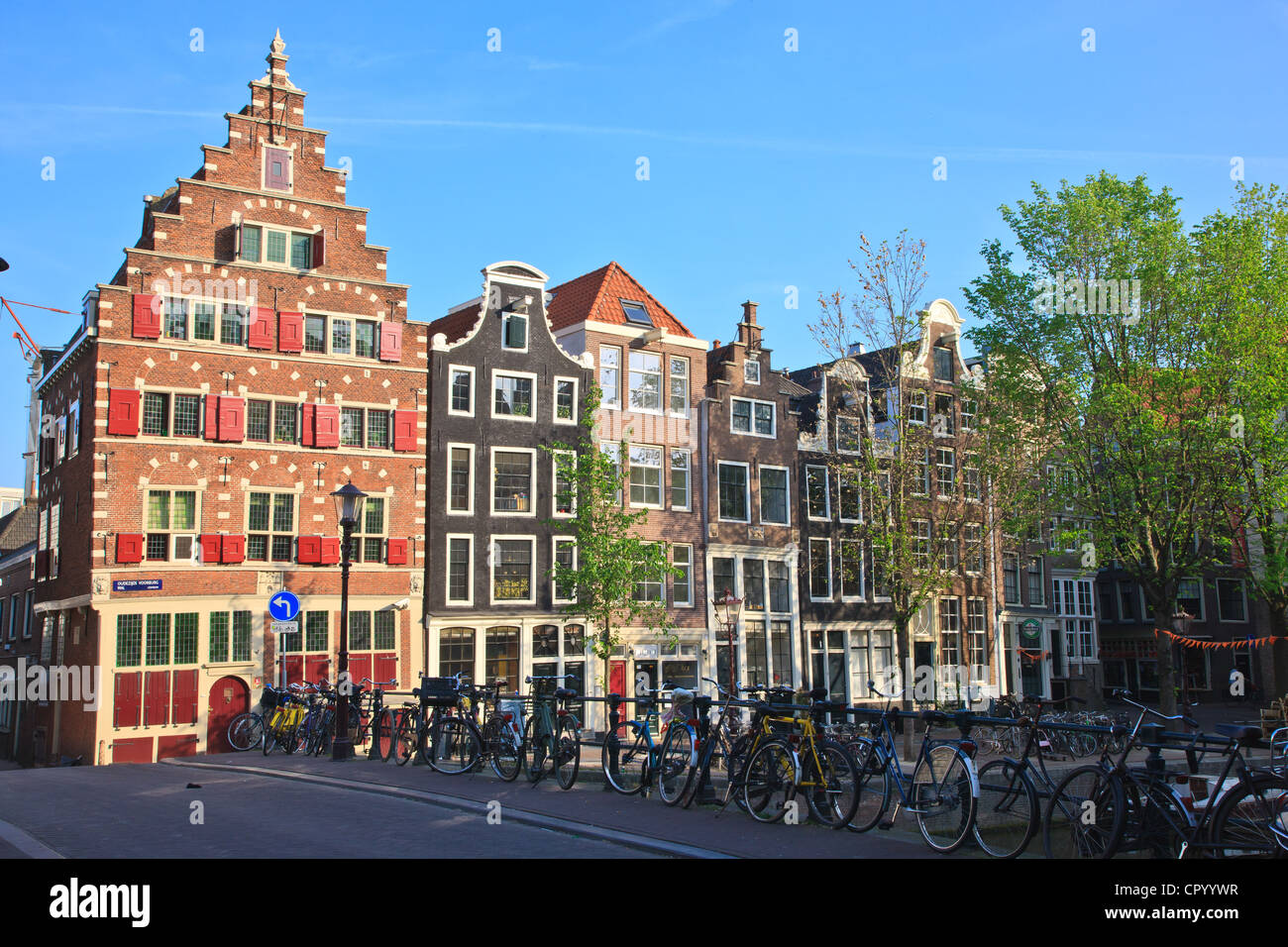 Wohnen in der Altstadt von Amsterdam, Holland, Niederlande, Europa Stockfoto