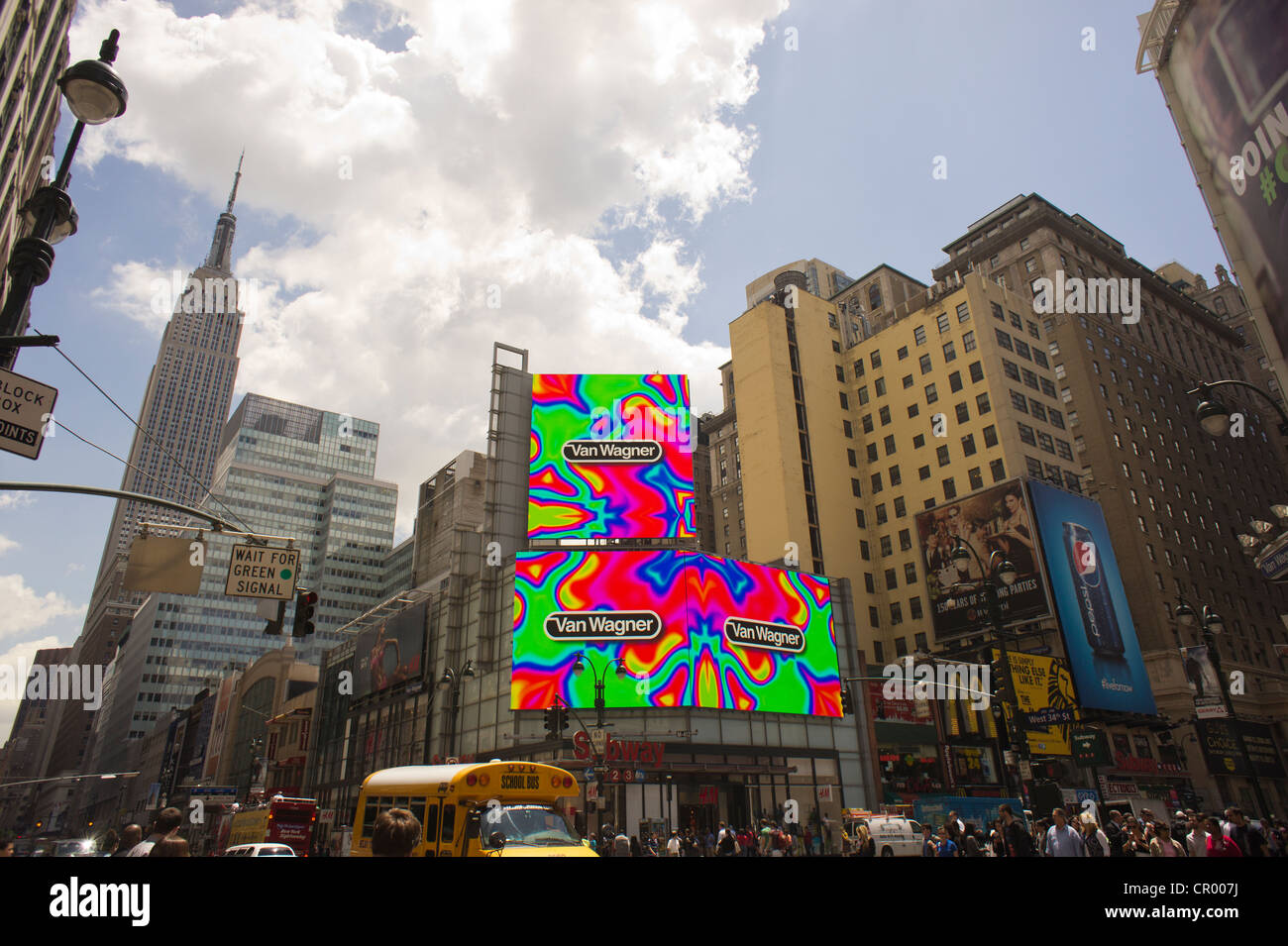 Eine neu installierte led Werbetafel an der Ecke der West 34th Street und Seventh Avenue in New York Stockfoto