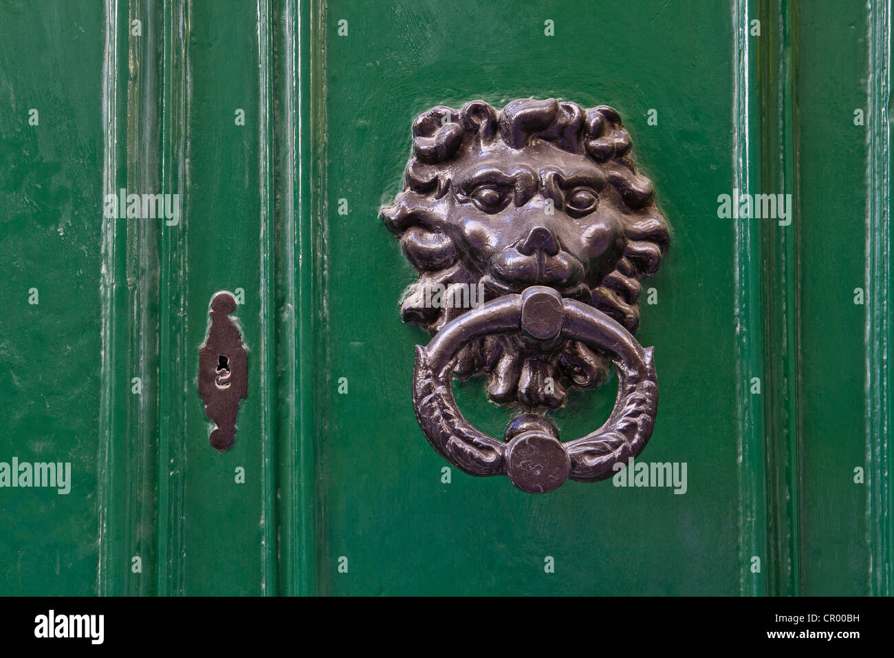 Türklopfer in Form eines Löwenkopfes an der Eingangstür des Hauses, Valletta, Malta, Europa Stockfoto