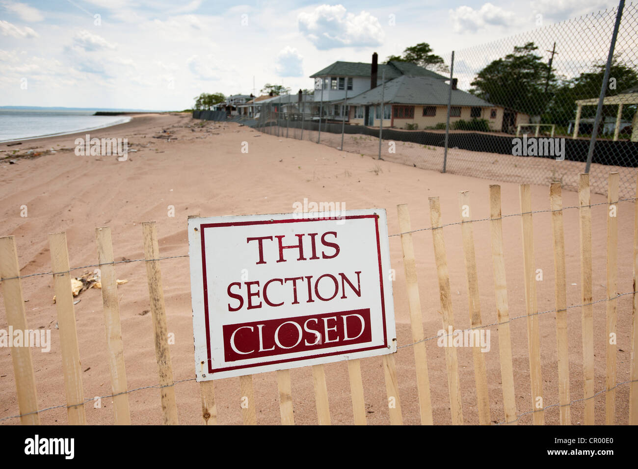 Die verurteilten Bungalows, die die private Gemeinschaft von Cedar Grove Beach in Staten Island in New York zusammen Stockfoto