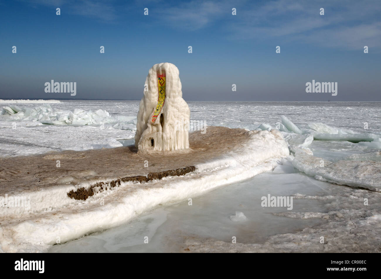 Eisige Zeichen, kein Tauchen gefroren Schwarzmeer, ein seltenes Phänomen, letzte Mal fiel 1977, Odessa, Ukraine, Osteuropa Stockfoto