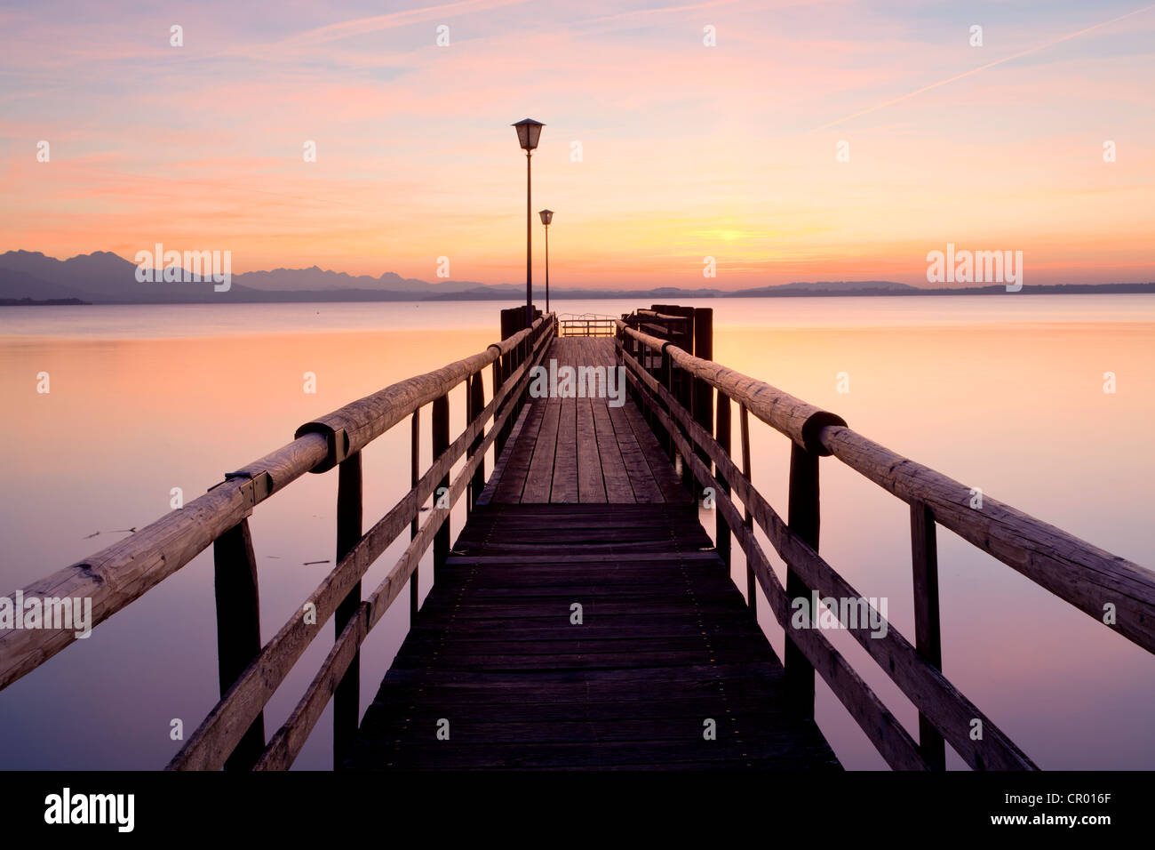 Dock im Abendlicht in der Nähe von Chieming auf See Chiemsee, Bayern, Deutschland, Europa, PublicGround Stockfoto