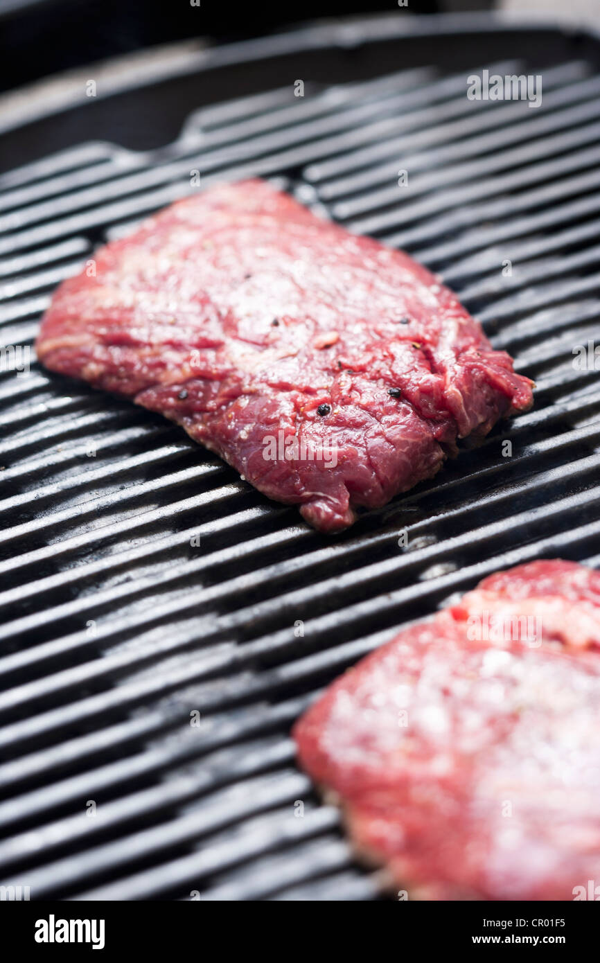 Nahaufnahme von Flanke Steak auf dem grill Stockfoto