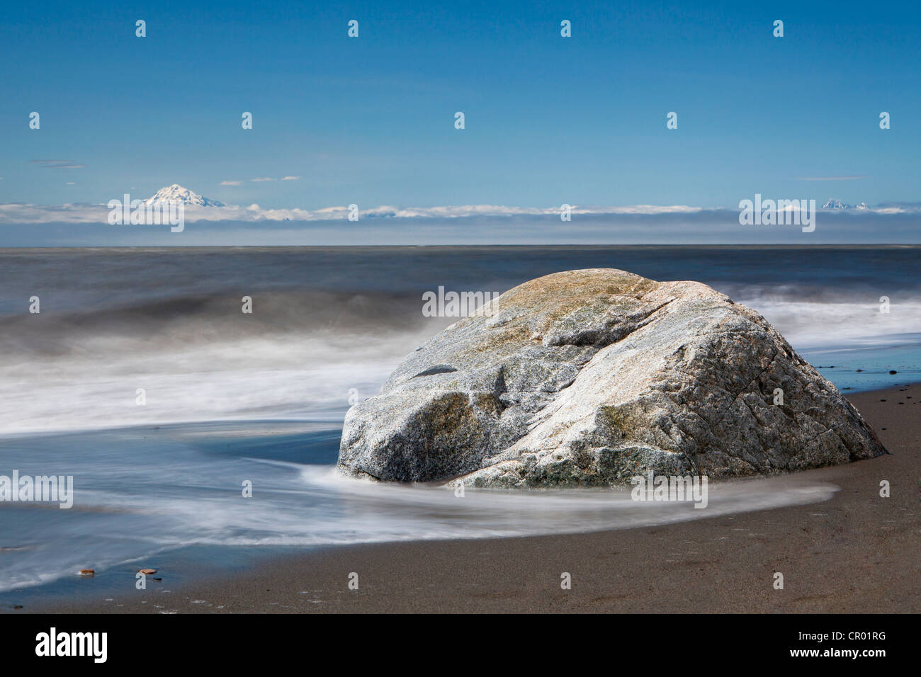 Surfen Sie am Strand von Kenai auf der Halbinsel Kenai mit dem Vulkan Mount Redoubt, Cook Inlet, Alaska, USA Stockfoto