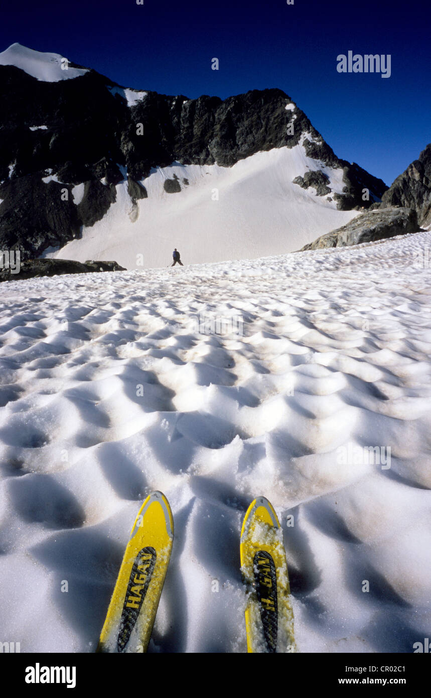 Schweiz, Kanton Uri, Urner Alpen, Skifahrer in Richtung Giglistock (2900m) Stockfoto