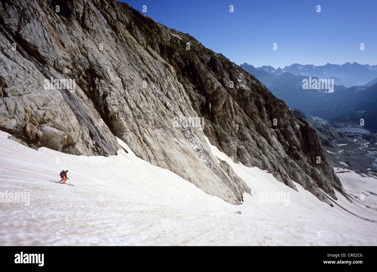 Schweiz, Kanton Uri, Urner Alpen, Skifahrer auf Schnee im Juni am Giglistock (2900m) Stockfoto