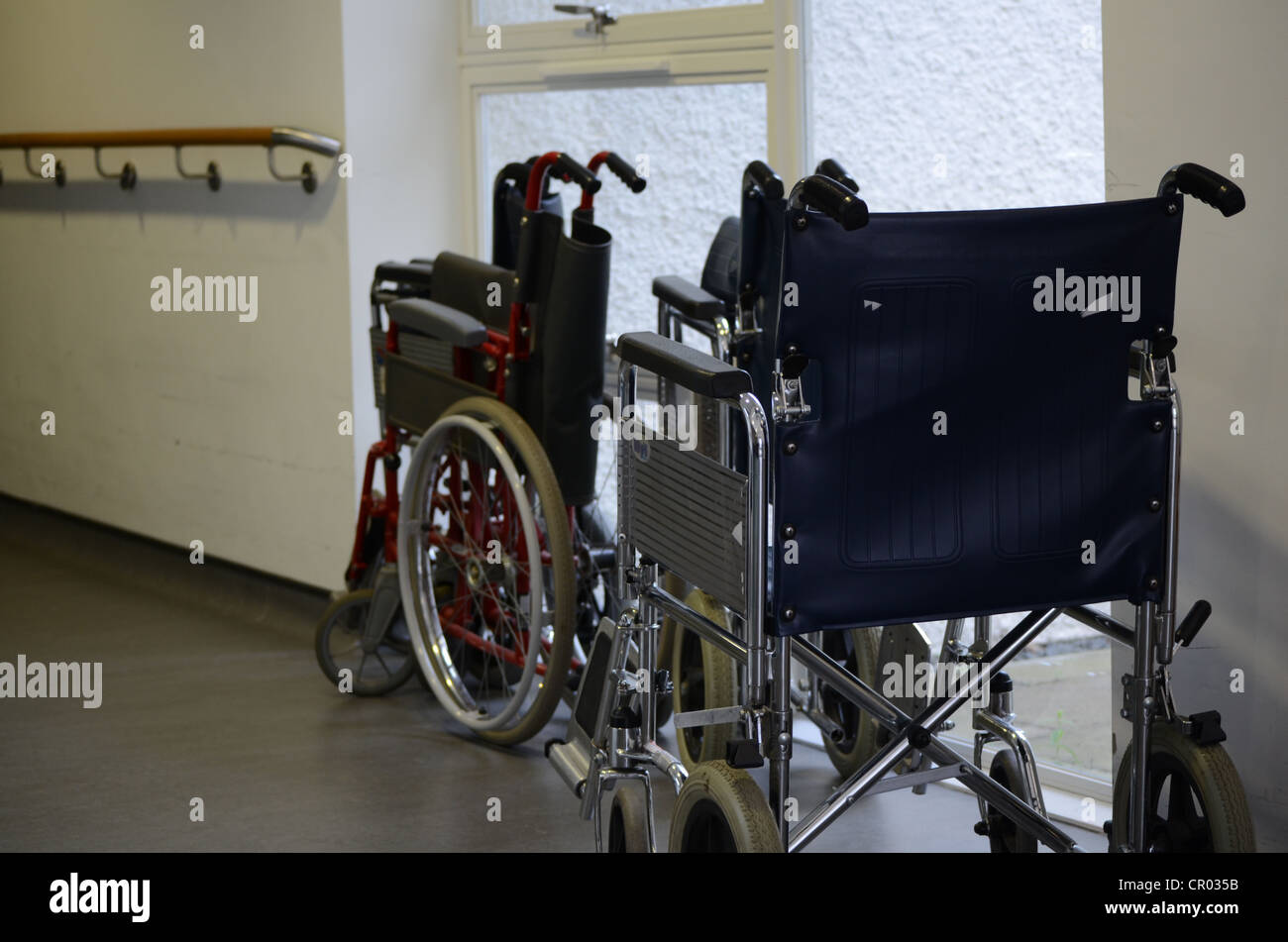 Rollstühle im Krankenhausflur Stockfoto