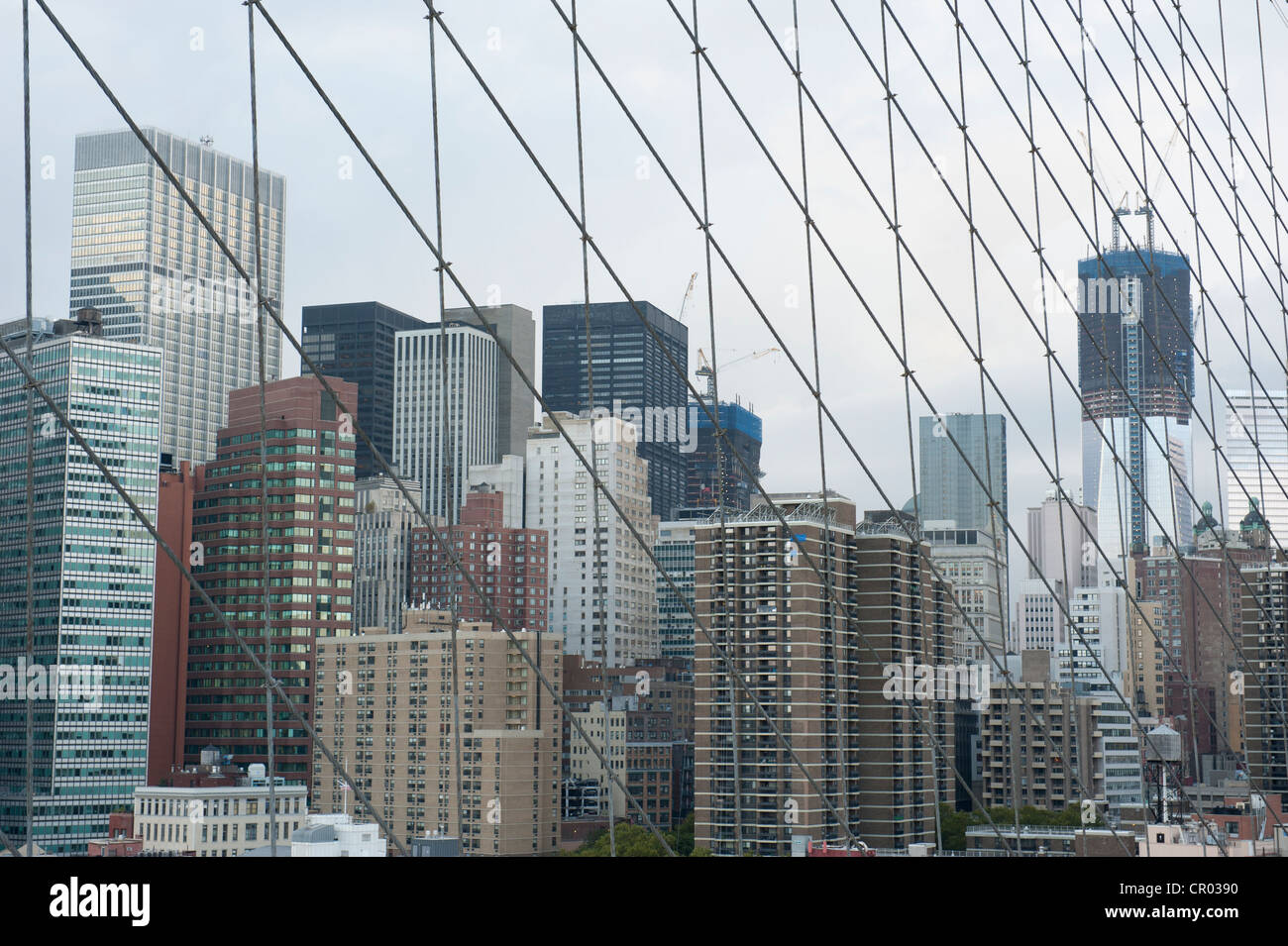 Skyline, Hochhäuser, Freedom Tower im Bau, One World Trade Center, ein Netzwerk von Eisenstangen, von Brooklyn anzeigen Stockfoto