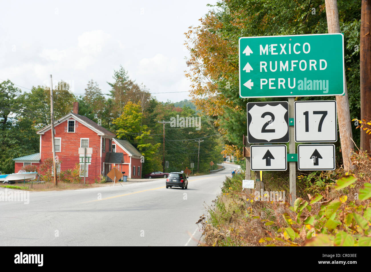 Verkehrszeichen auf Highway 2 und 17 mit überraschenden Placenames, Rumford, Peru, Maine, New England, USA, Mexiko, Nordamerika Stockfoto