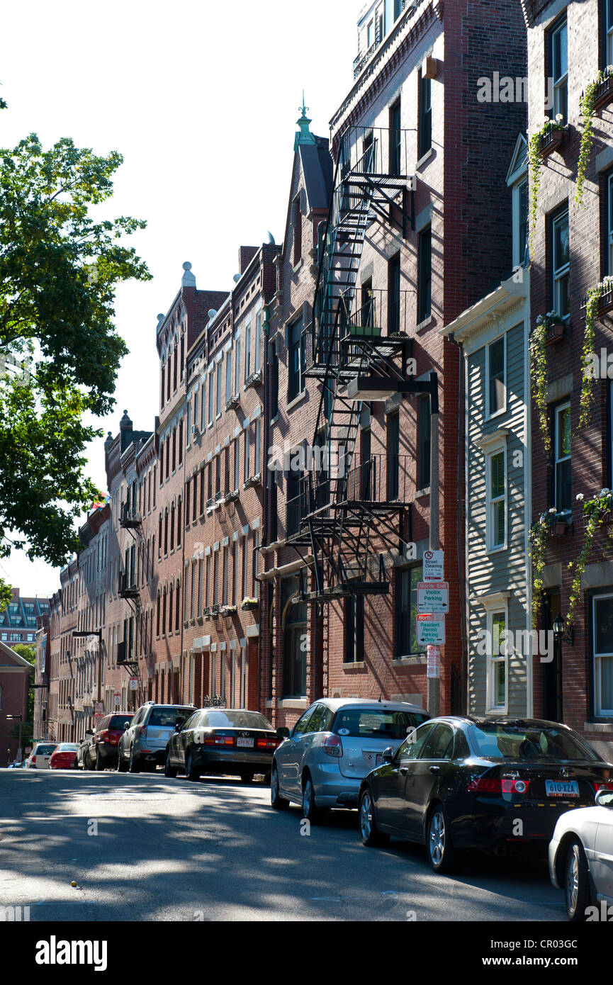 Zeile Häuser der alten mit Außentreppe, Central Hull Street, Boston