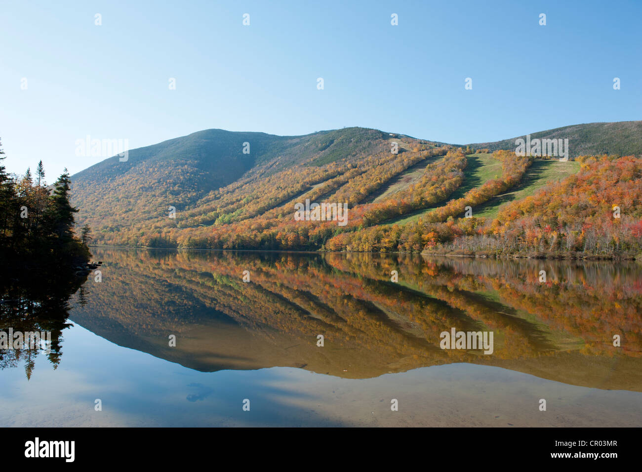 Skipisten im Herbst im Profil See, Laub gefärbt während Indian Summer, Franconia Notch State Park widerspiegelt Stockfoto