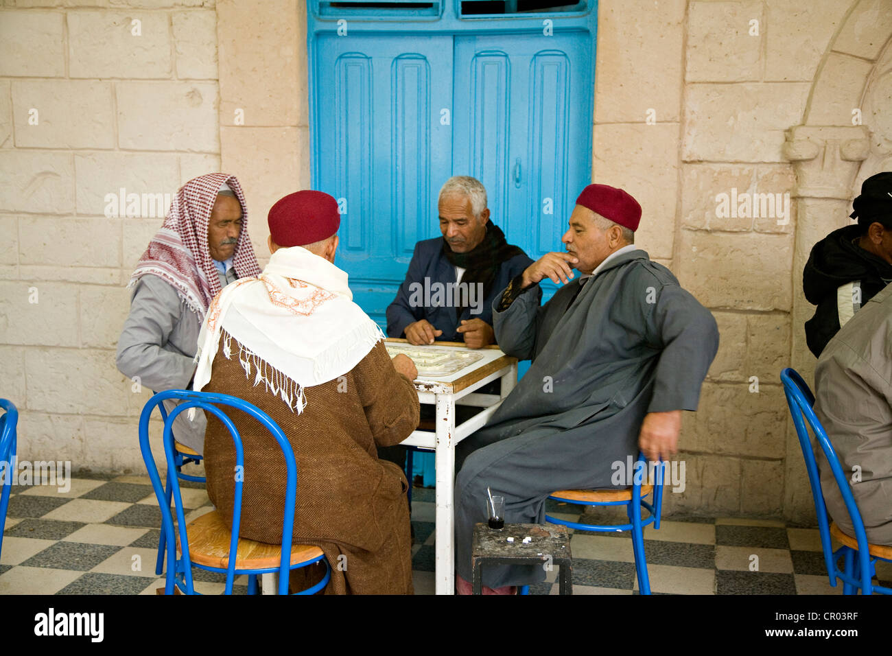 Medenine Governorate, Insel Djerba, Tunesien, Midouna Cafe, Domino Player Stockfoto