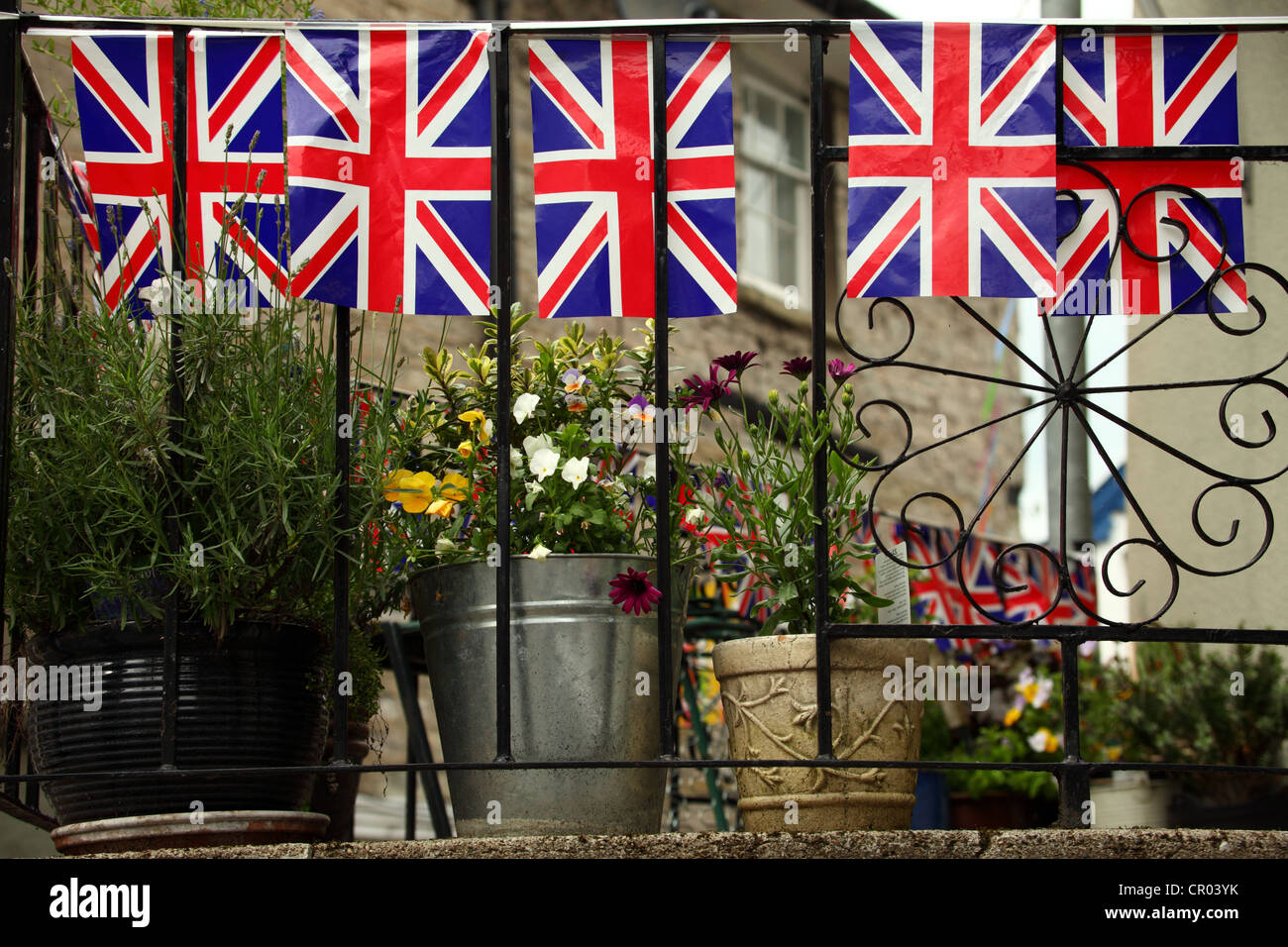 Union Flaggen auf dem Display in einer städtischen Gartenanlage. Dies war die Königin Diamond Jubilee Celebration übernommen. Stockfoto