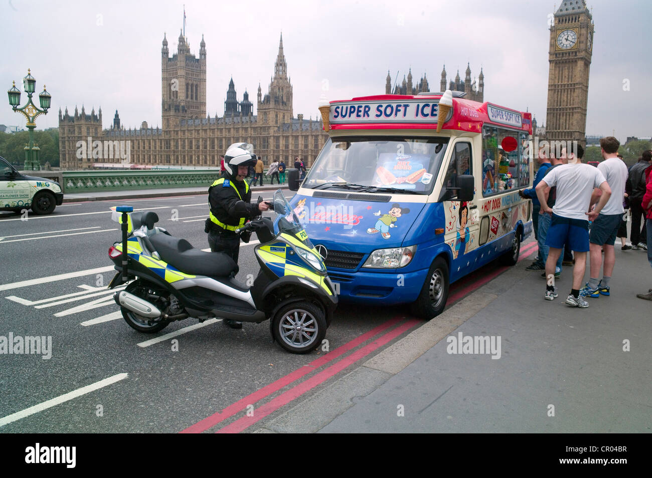 Ein PCSO tatenlos seinem Dreirad Motorrad nach der Buchung einen Eiswagen geparkt illegal auf Westminster Bridge London UK Stockfoto