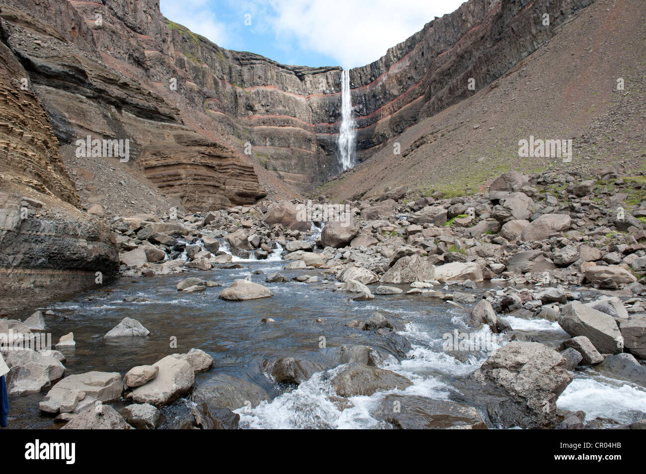 Zerklüftete Landschaft, Stream, Hengifoss Wasserfall in der Nähe von Egilsstaðir, Island, Skandinavien, Nordeuropa, Europa Stockfoto