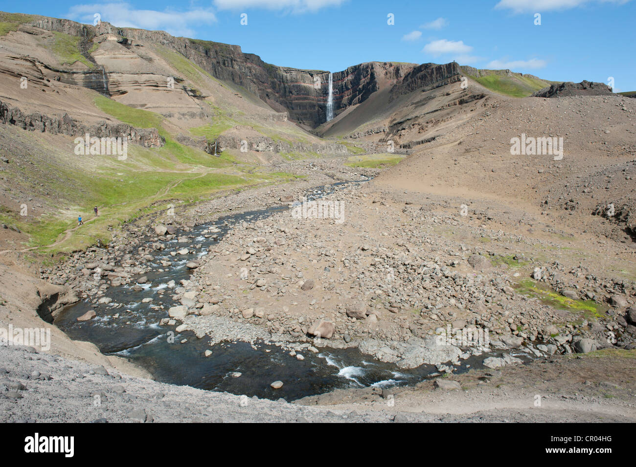 Zerklüftete Landschaft, Stream, Hengifoss Wasserfall in der Nähe von Egilsstaðir, Island, Skandinavien, Nordeuropa, Europa Stockfoto