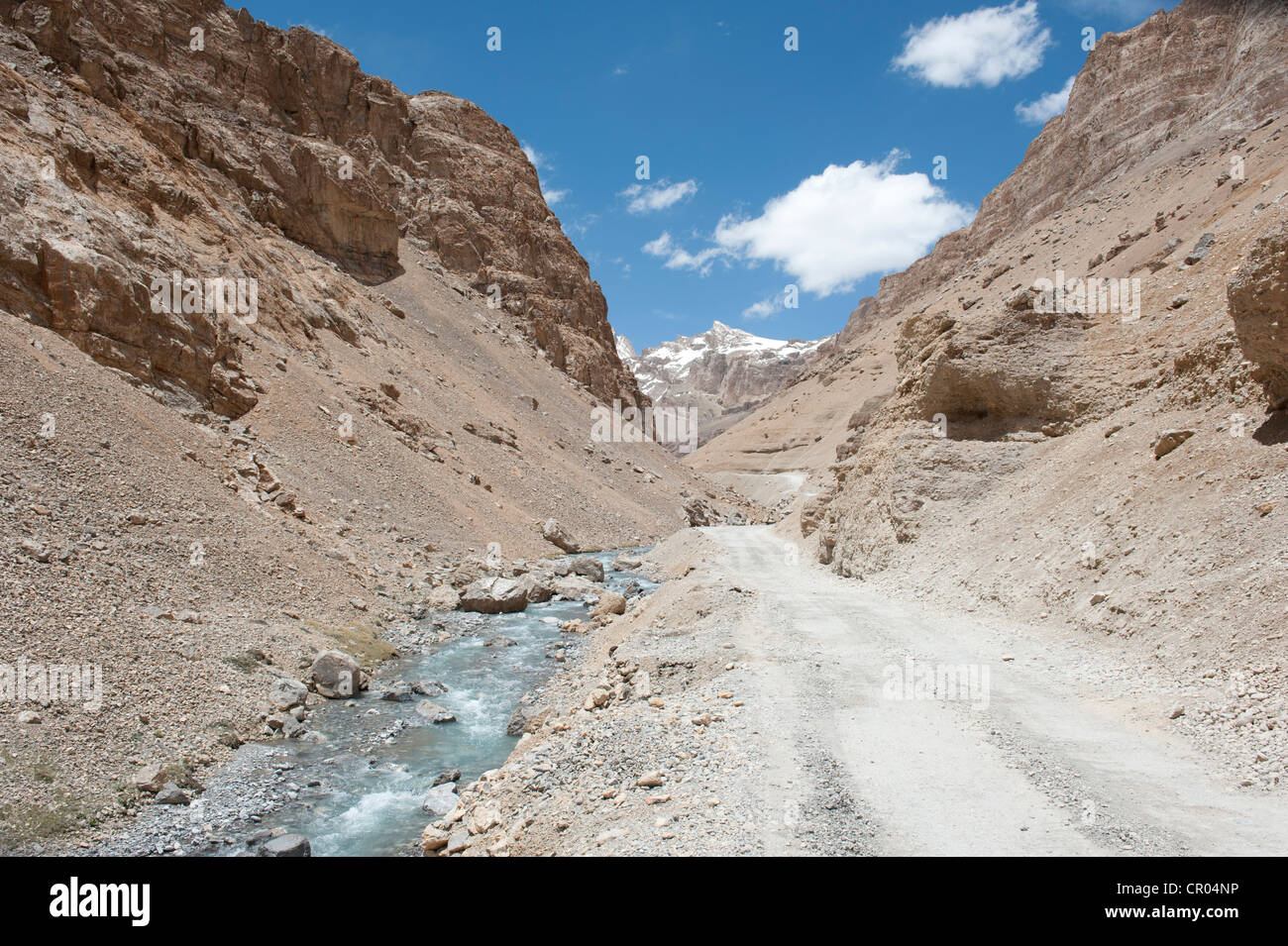 Manali-Leh Highway, ein Gebirgspass Road, Canyon, unbefestigte Straße neben einem Bach in der Nähe von Camp Pang, Berglandschaft, Region Ladakh Stockfoto