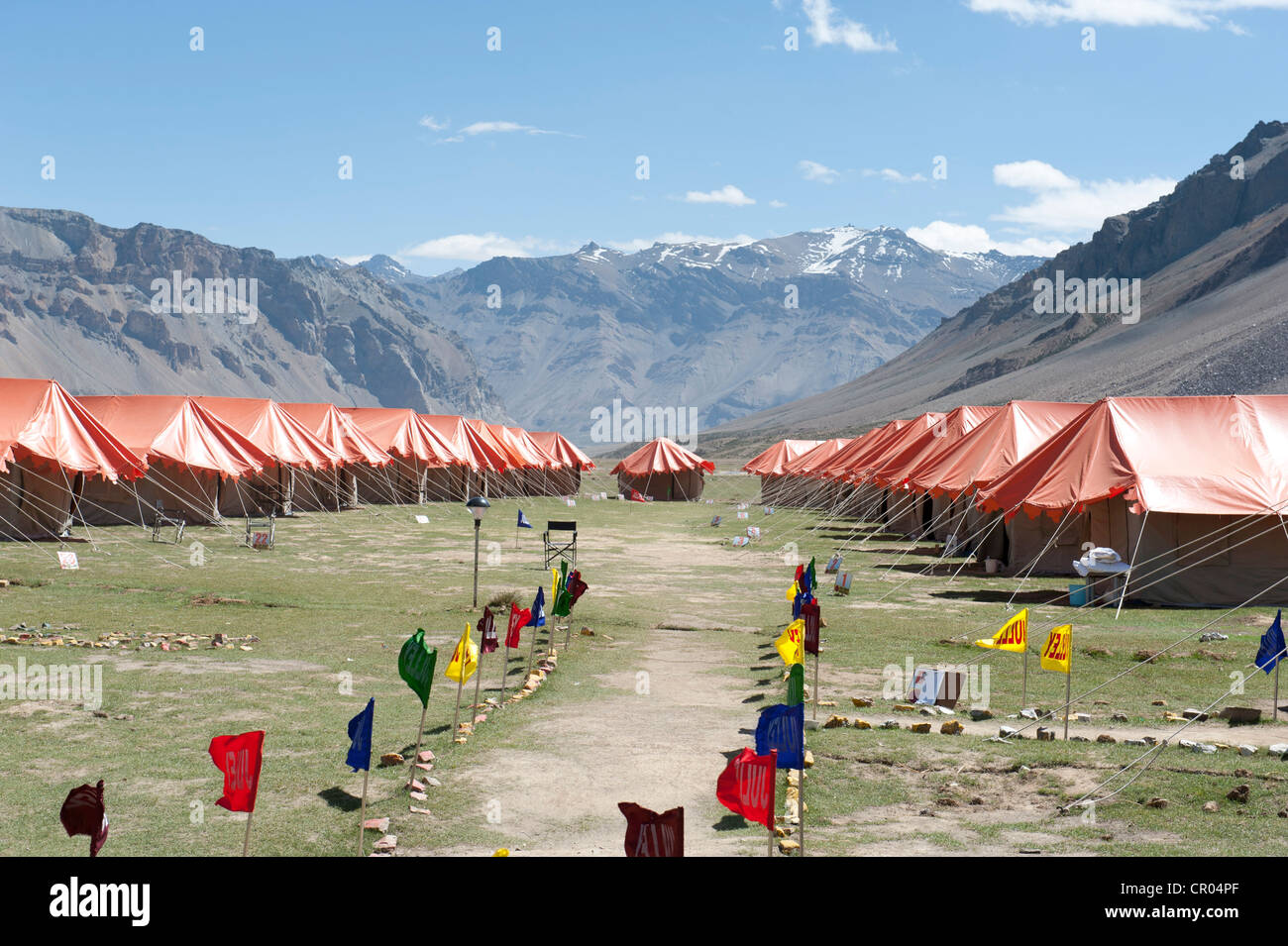 Viele Zelte, Camp Sarchu Manali-Leh Landstraße Bergstraße, Bergpass, Berge in der Nähe von Keylong Stockfoto