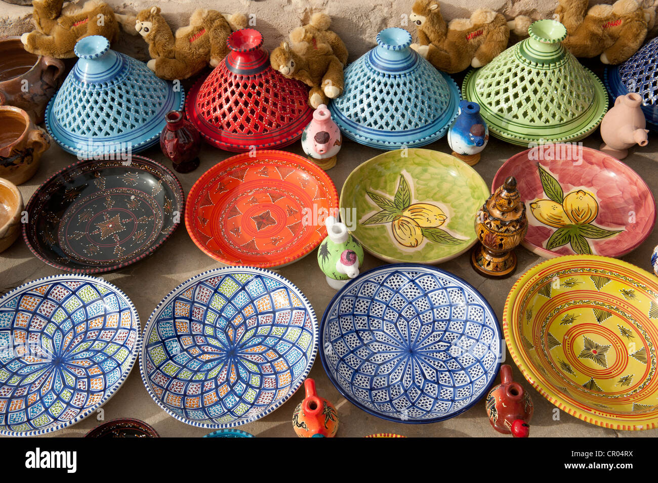 Bunte handgemachte Keramik bereit für den Verkauf als Souvenirs, Berber Dorf Chenini in der Nähe von Tataouine, Süd-Tunesien, Tunesien Stockfoto
