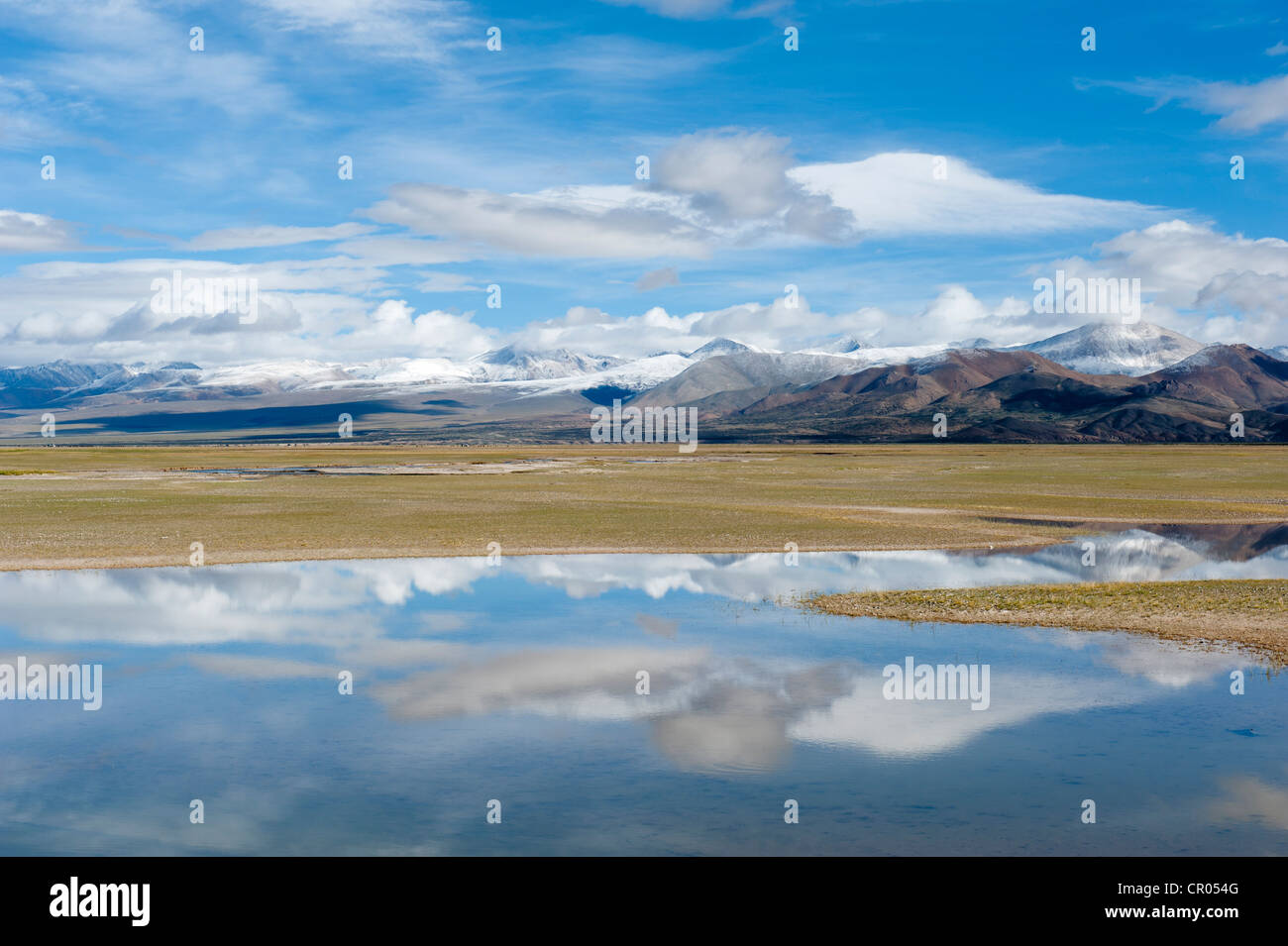 Wolken spiegeln sich in einem See, breite Landschaft, endlosen Himmel, Trans-Himalaya Gebirge, Himalaya Range, Zentral-Tibet Stockfoto