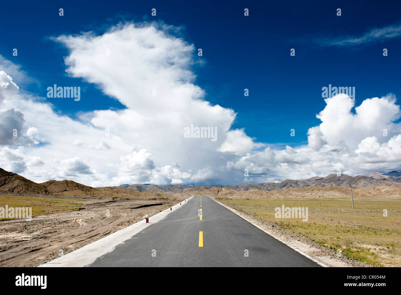 219 G, China National Highway 219, asphaltierte Straße, weite Landschaft, endlosen Himmel, Trans-Himalaya-Gebirge, Himalaya-Sortiment Stockfoto