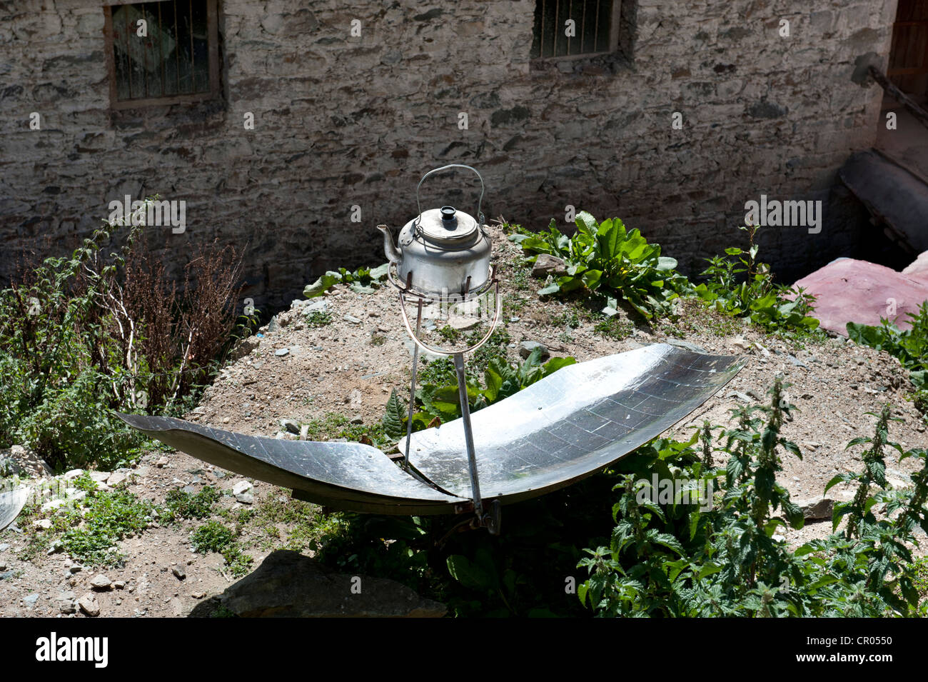 Teekessel beheizt durch ein Solarspiegel, Solarenergie, Kloster Ganden, auch bekannt als Ganden Namgyeling, Himalaya-Sortiment Stockfoto