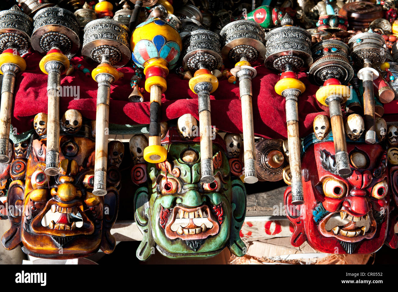 Tibetischen Buddhismus, bunte tibetische Masken, Gebetsmühlen, Souvenirs, Himalaya Range, Zentral-Tibet, Lhasa, Ue-Tsang Stockfoto