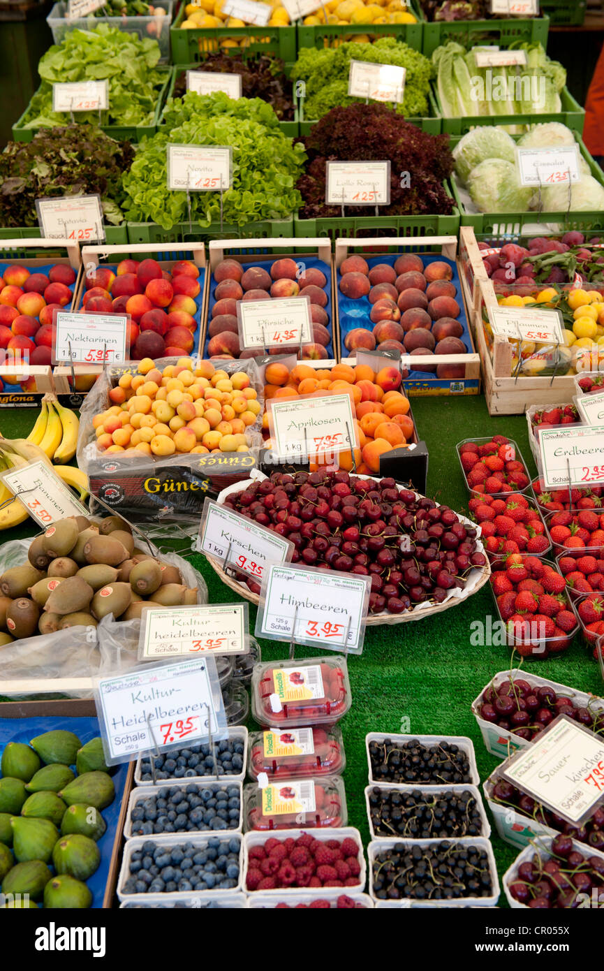Marktstand, Obststand, dekoriert schön, verschiedene Früchte, Heidelbeeren, Himbeeren, Kirschen, Aprikosen, Pfirsiche und Salat Stockfoto