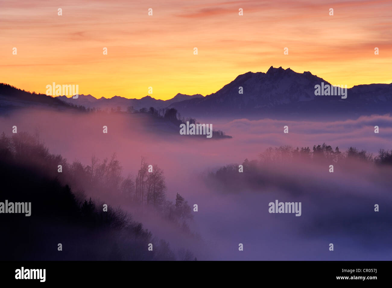 Neblige Stimmung im Abendlicht mit Blick auf Mt. Pilatus, Zug, Schweiz, Europa Stockfoto