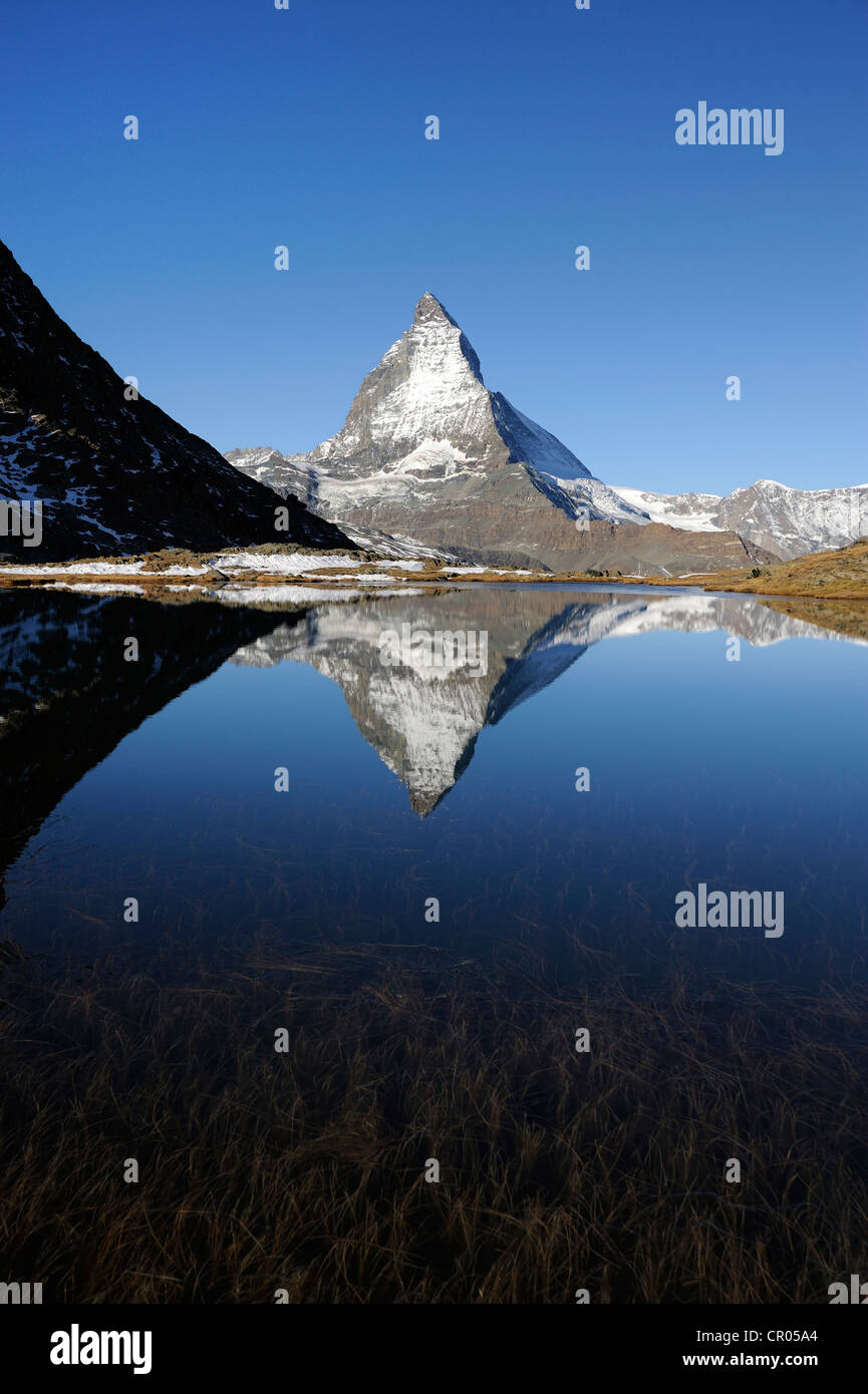 Matterhorn spiegelt sich im See Riffelsee, Zermatt, Wallis, Schweiz, Europa Stockfoto