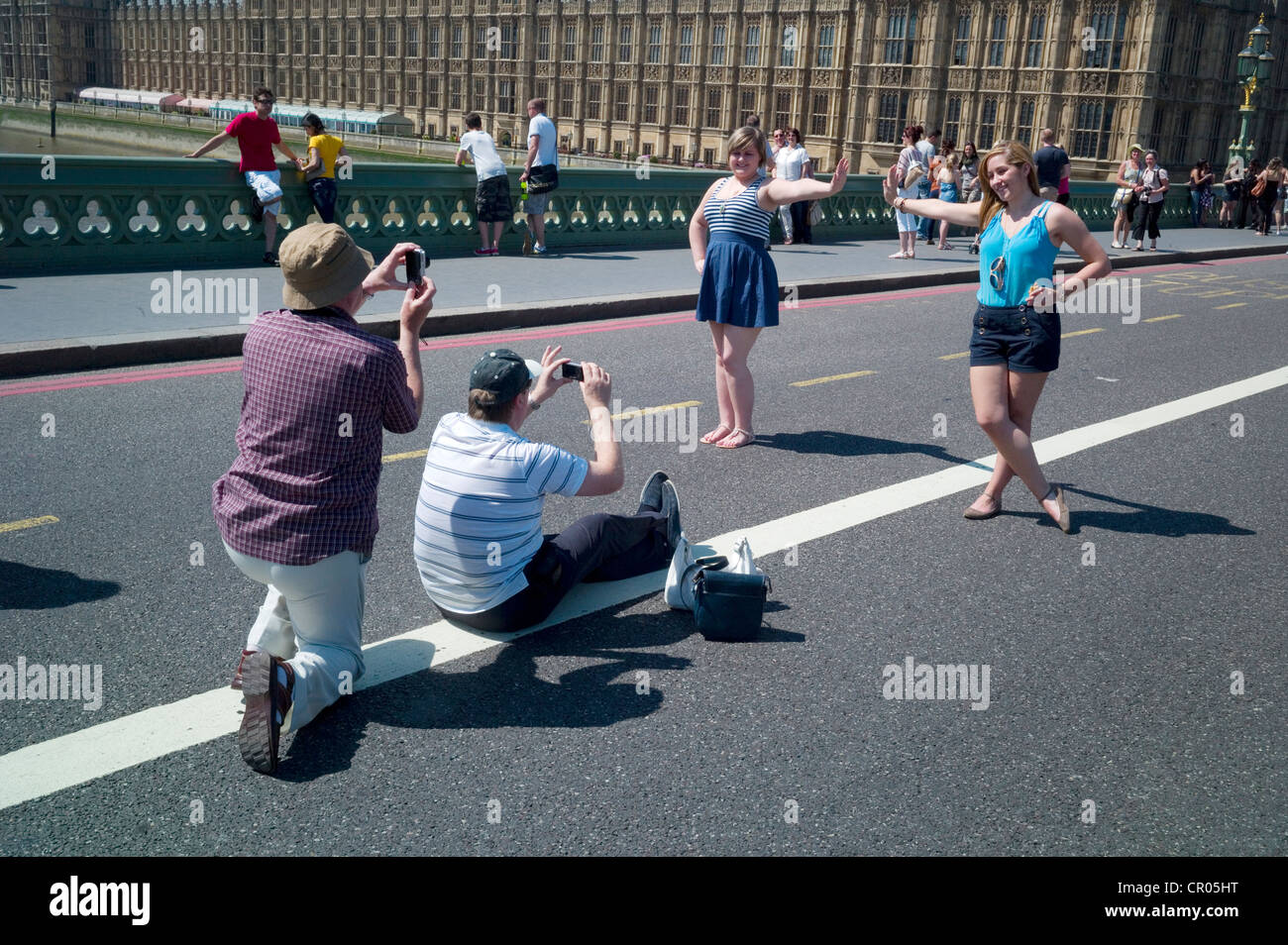 Touristen, die ihre Bilder auf Westminster Bridge London UK Stockfoto