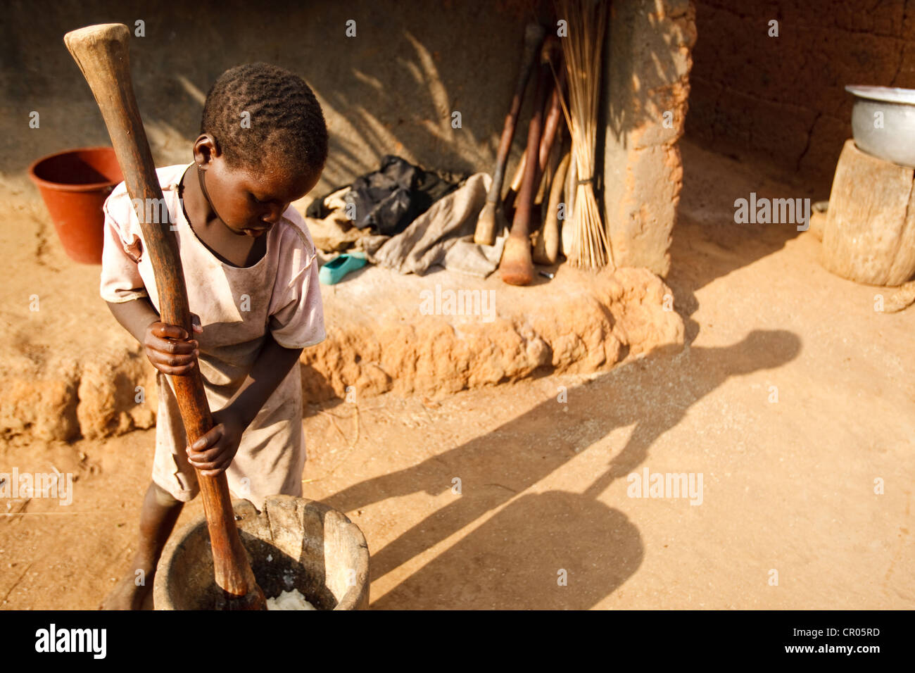 IRI Dah Clarisse, 6 Pfund Süßkartoffeln im Dorf von Djorbana, Region Zanzan, Côte d ' Ivoire Stockfoto