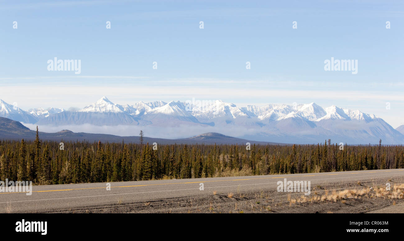 Alaska Highway nördlich von Whitehorse, St. Elias Mountains, Kluane Nationalpark und Reserve hinter Yukon Territorium, Kanada Stockfoto