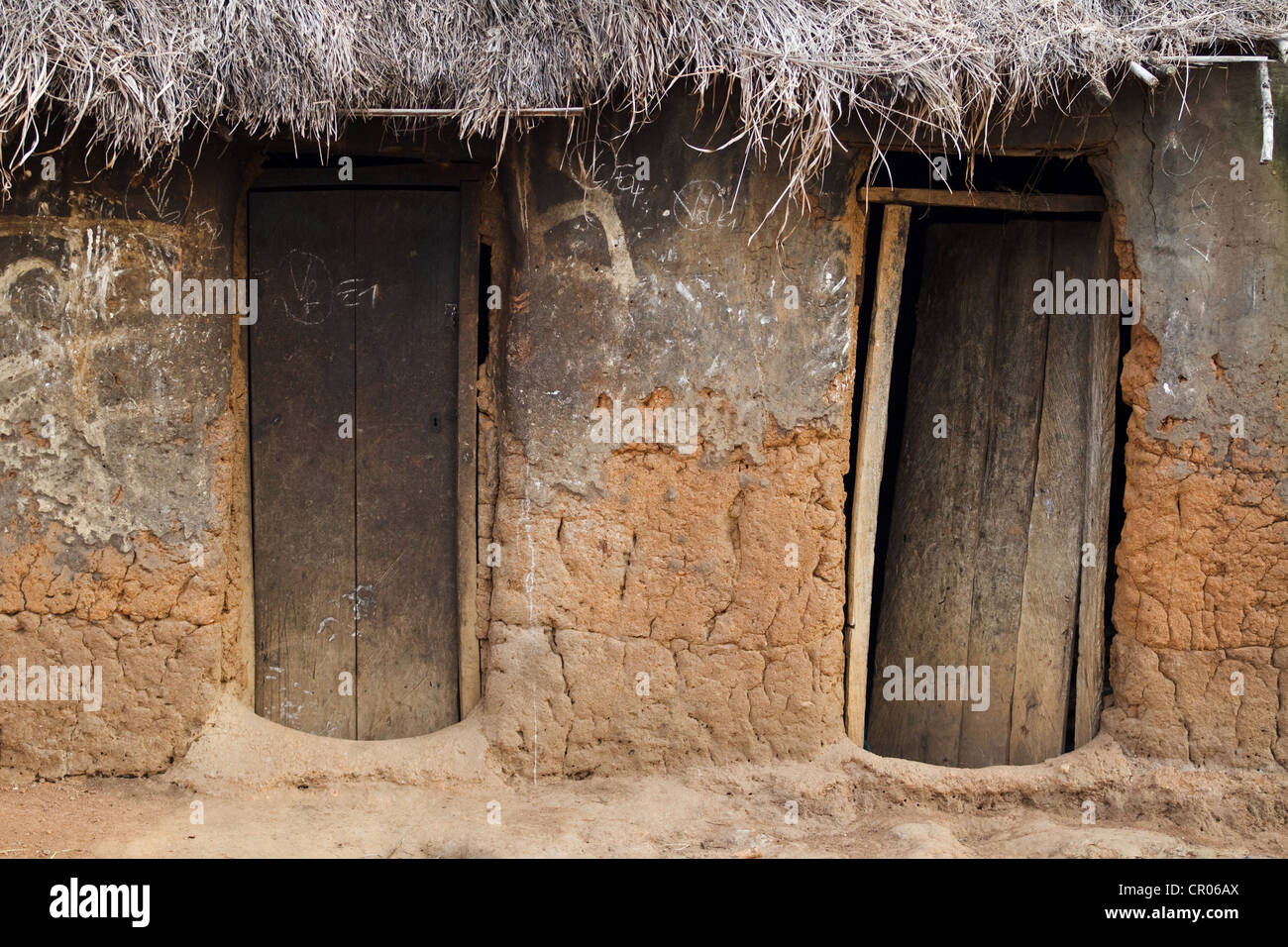 Holztüren im Dorf von Djorbana, Region Zanzan, Côte d ' Ivoire auf Donnerstag, 24. November 2011. Stockfoto