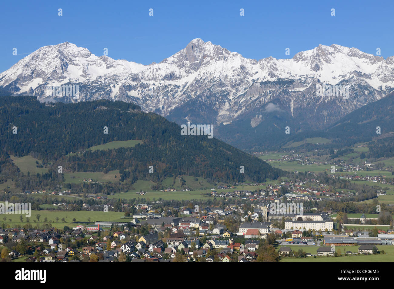 Haller Mauern Bergkette und die Stadt von Admont, bergregion Gesäuse, Steiermark, Österreich, Europa Stockfoto
