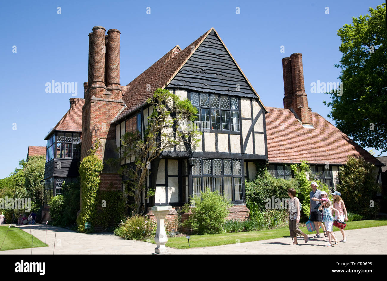 VEREINIGTES KÖNIGREICH. England. Tourist-Familie in Wisley Manor Gardens. Surrey. Stockfoto