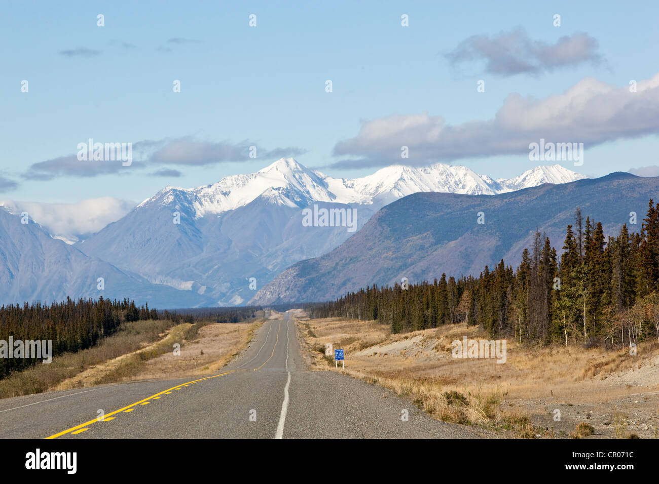 Alaska Highway nördlich von Whitehorse nach Haines Junction, St. Elias Mountains, Kluane Nationalpark und Reserve hinter Stockfoto